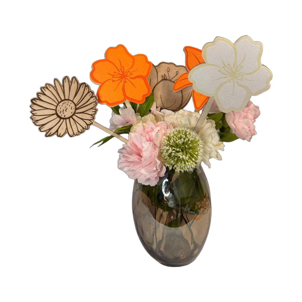 Holzblume mit Filz-Untersetzer – 2-in-1 Tischdeko